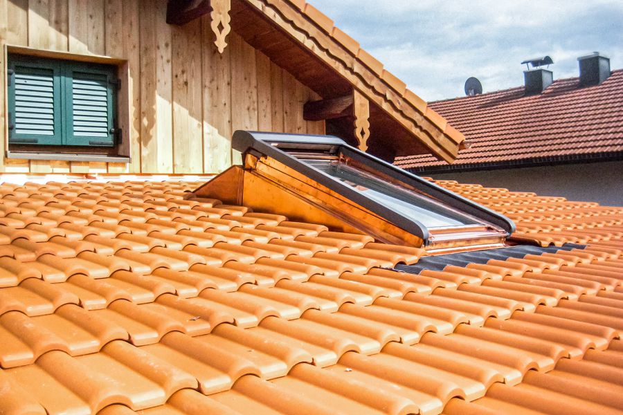 Mehrere Dachfenster auf einem Haus in Oberbayen