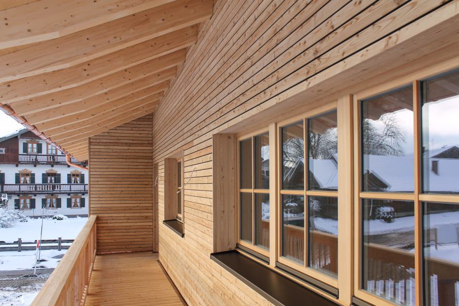 Fassadenverkleidung aus Holz an einem Landhaus in Oberbayern