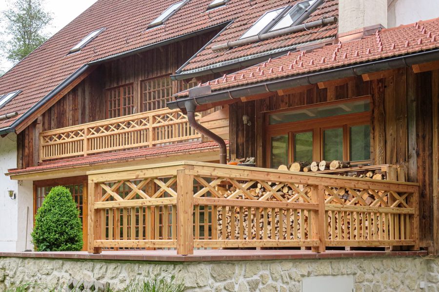 Holz-Balkon an einem Landhaus in Oberbayern
