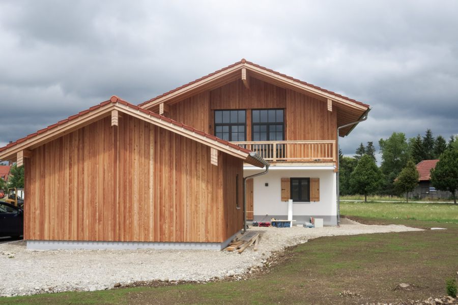 Fassadenverkleidung aus Holz an einem Einfamilienhaus in Oberbayern