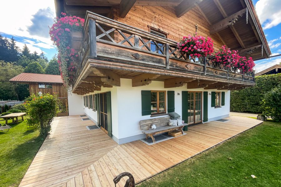 Holzterrasse an einem Landhaus in Oberbayern