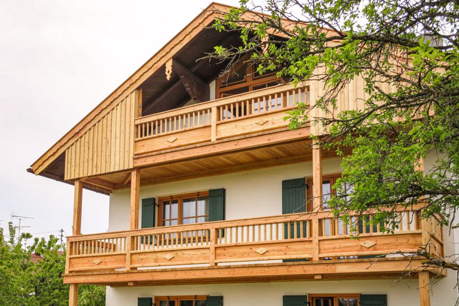 Holz-Balkon an einem Landhaus in Oberbayern