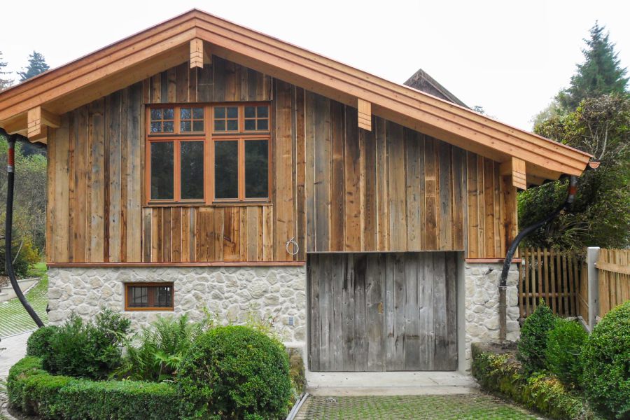 Altholz-Verkleidung an einem Landhaus in Oberbayern