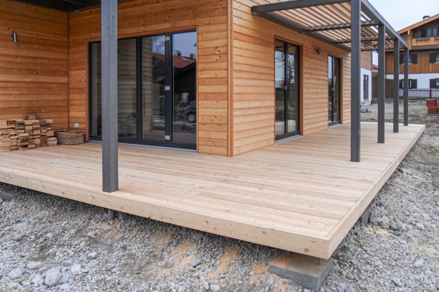 Holzterrasse an einem Holzhaus in Oberbayern