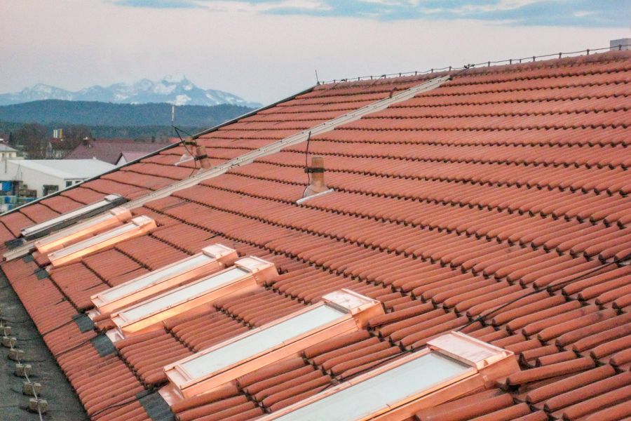 Mehrere Dachfenster auf einem Haus in Oberbayen