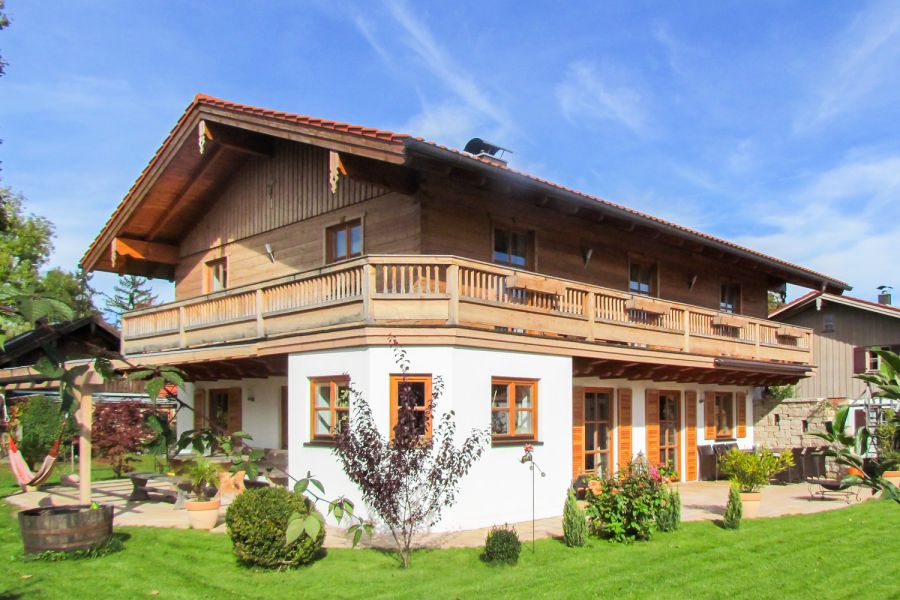 Holz-Balkon an einem Landhaus in Oberbayern