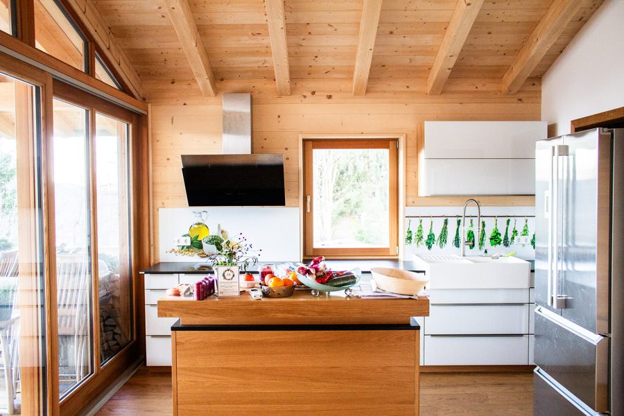Innenausbau Küche eines Holzhauses in Oberbayern