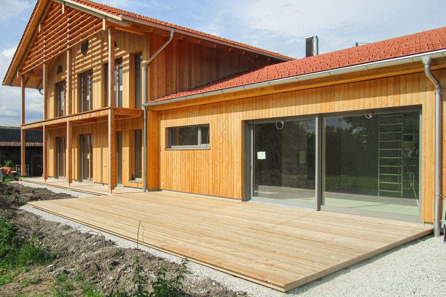 Holzterrasse an einem Einfamilienhaus in Oberbayern