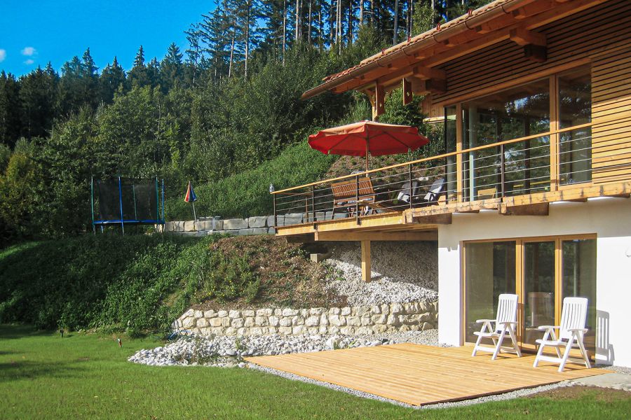 Holzterrasse an einem Einfamilienhaus in Oberbayern