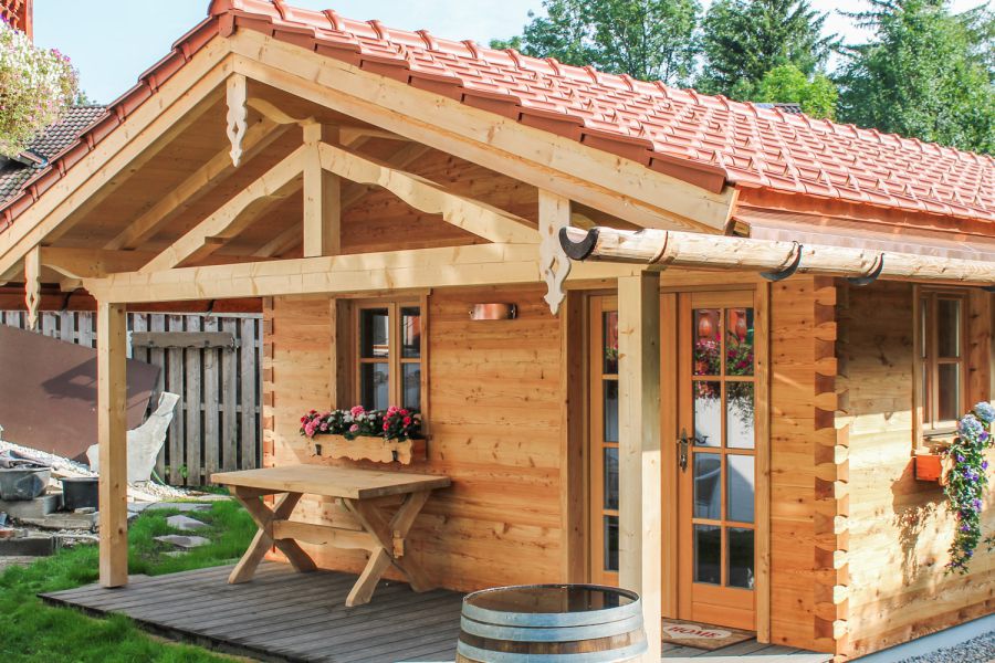Modernes Gartenhaus in Oberbayern aus Holz