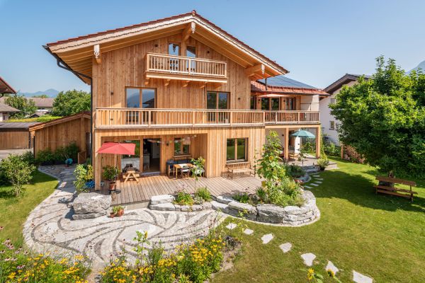 Modernes Holzhaus als Einfamilienhaus mit Einliegerwohnung in Kiefersfelden