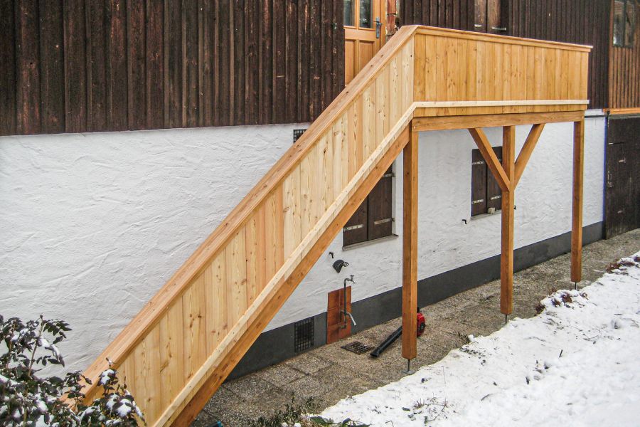 Außentreppe aus Holz in Oberbayern