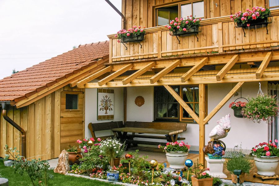 Terrassenüberdachung an einem Landhaus in Oberbayern