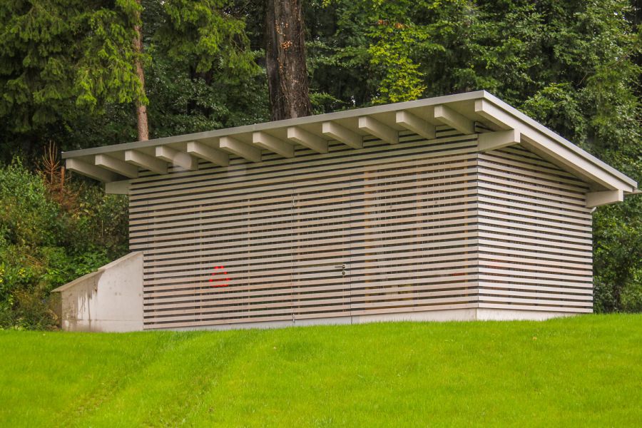 Modernes Geräteschuppen in Oberbayern aus Holz
