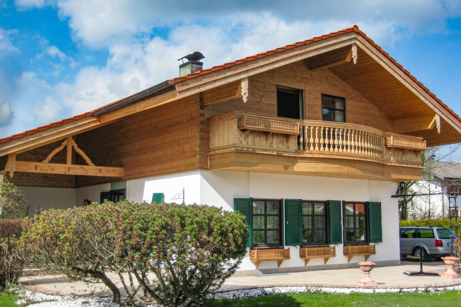 Holz-Balkon an einem Landhaus in Oberbayern