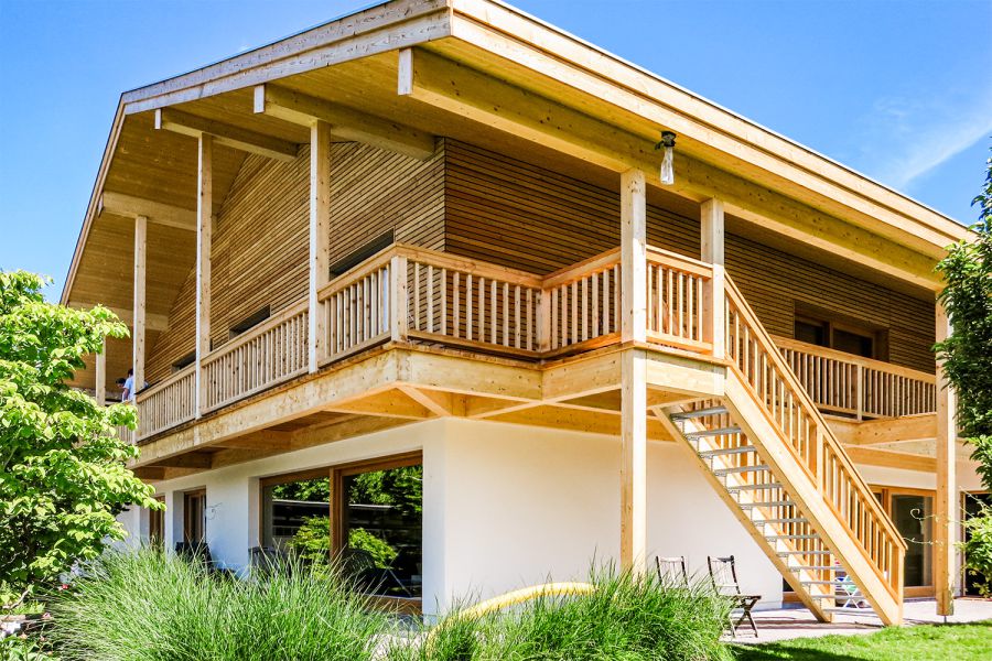 Außentreppe aus Holz in Oberbayern