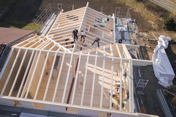 Arbeiten als Zimmerer oder Schreiner beim Bau eines Dachstuhls