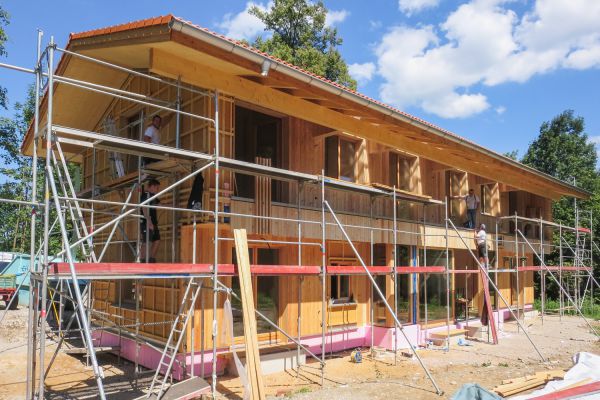 Arbeiten als Zimmerer oder Schreiner beim Bau eines Holzhauses