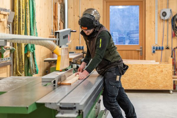 Zimmerer bei der Arbeit an einer Maschine