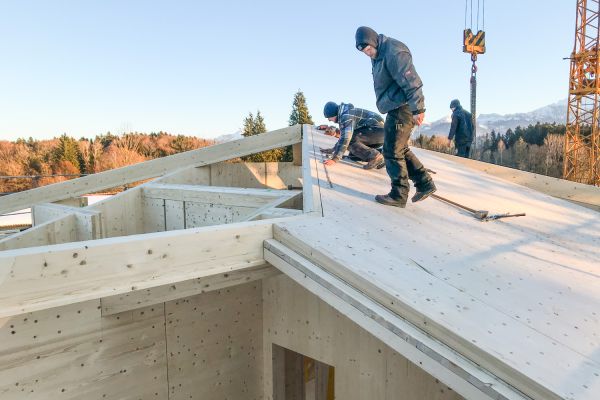 Arbeiten als Zimmerer oder Schreiner beim Bau eines Dachs
