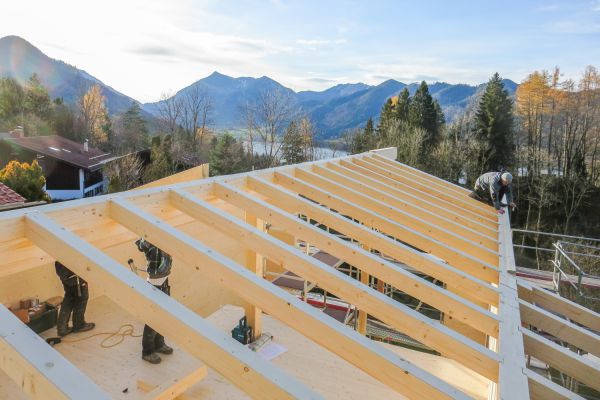 Arbeiten als Zimmerer oder Schreiner beim Bau eines Holzhauses